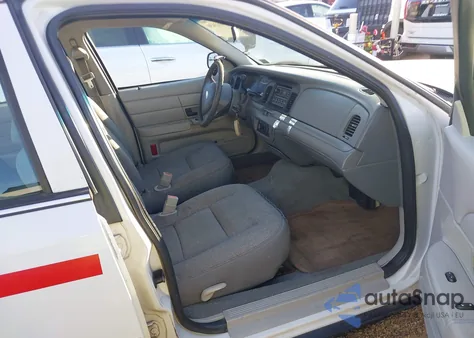 2003 Ford Crown Victoria Police z USA, uszkodzony, nr VIN 2FAFP71W63X109379